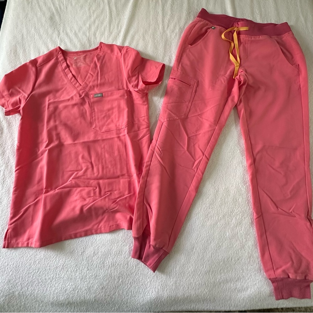 Figs neon pink scrub set xs/p